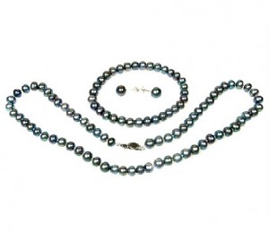 Cadoul potrivit pentru o femeie: un set bijuterii perle handmade